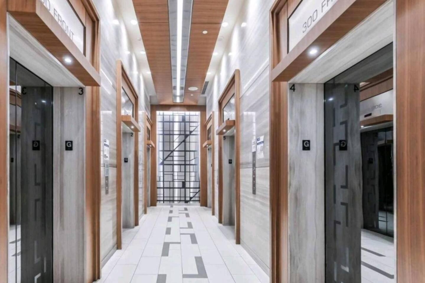 3 Bedroom Beside Cn Tower With Parking Downtown Toronto Ngoại thất bức ảnh