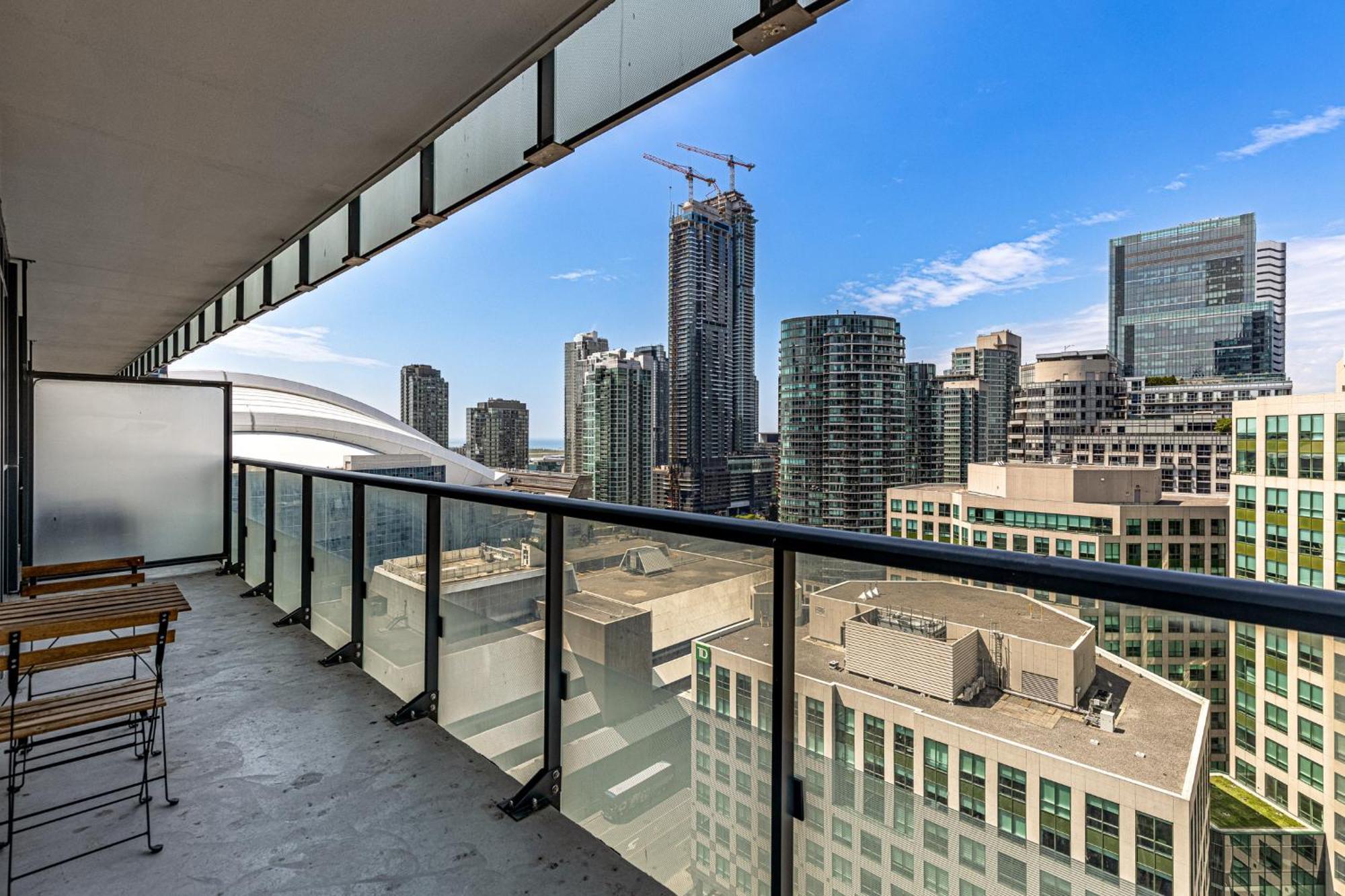 3 Bedroom Beside Cn Tower With Parking Downtown Toronto Ngoại thất bức ảnh