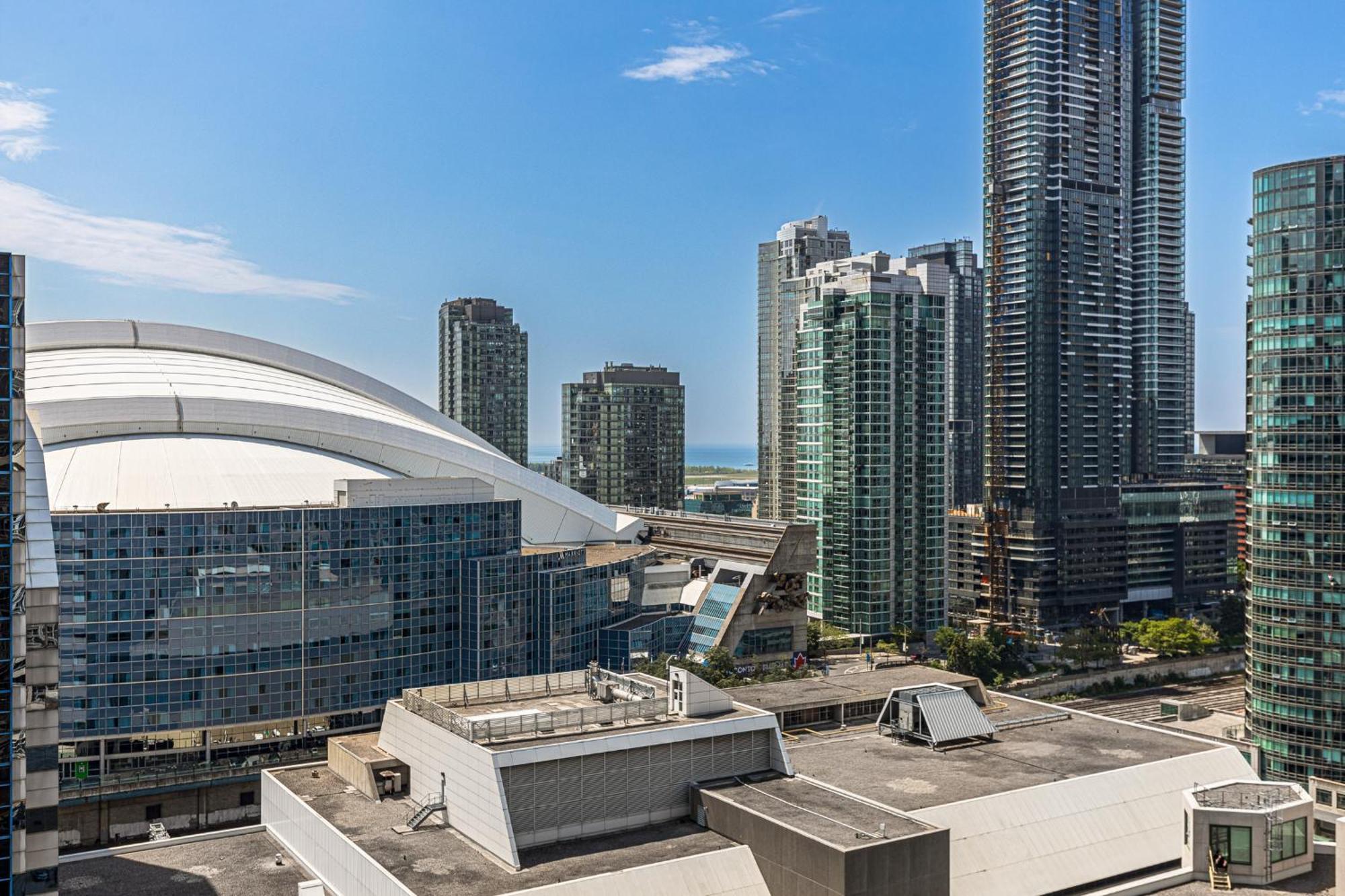 3 Bedroom Beside Cn Tower With Parking Downtown Toronto Ngoại thất bức ảnh