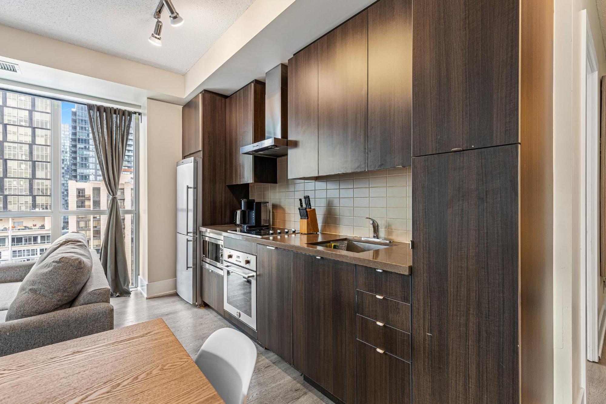 3 Bedroom Beside Cn Tower With Parking Downtown Toronto Ngoại thất bức ảnh