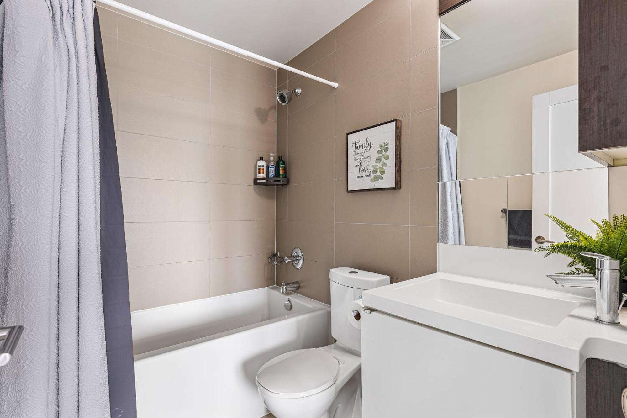 3 Bedroom Beside Cn Tower With Parking Downtown Toronto Ngoại thất bức ảnh