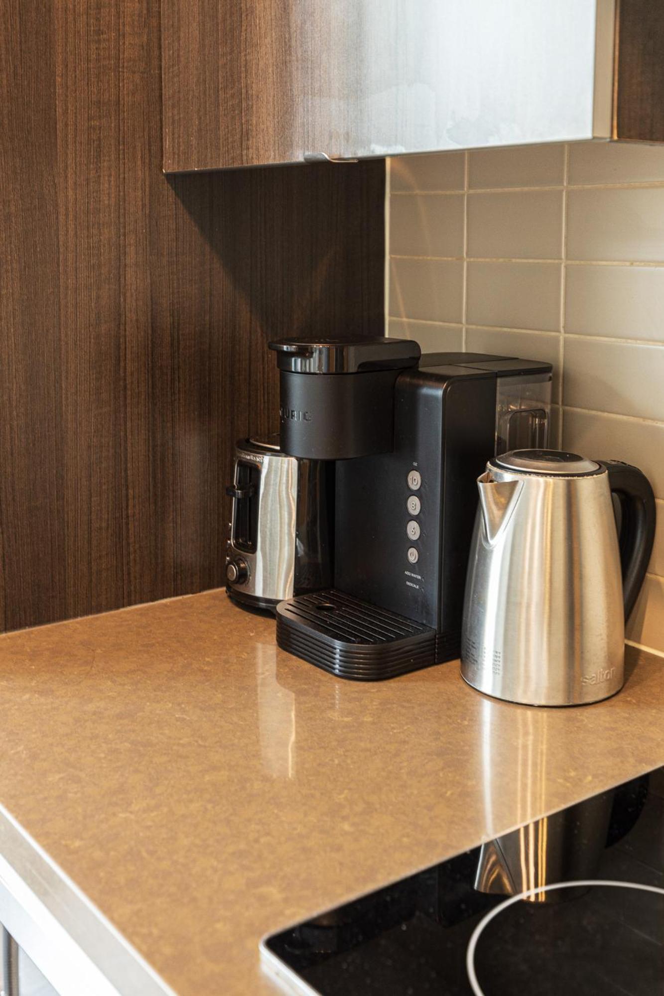 3 Bedroom Beside Cn Tower With Parking Downtown Toronto Ngoại thất bức ảnh