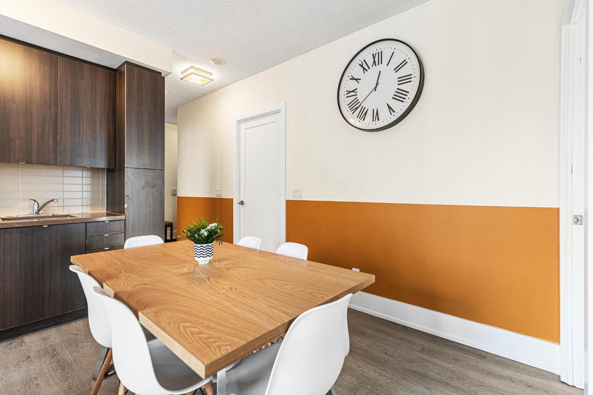 3 Bedroom Beside Cn Tower With Parking Downtown Toronto Ngoại thất bức ảnh